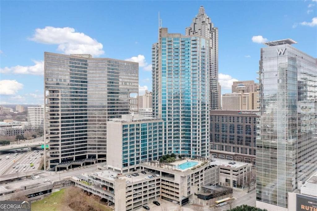 1 bedroom, 1 bathroom, 743 sq ft condominium sold at 400 W Peachtree Street 3712, Atlanta, GA 30308