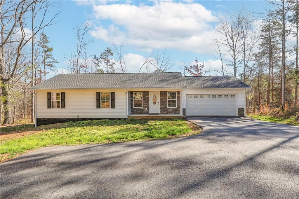 3 bedroom, 2 bathroom, 1,168 sq ft single family residence for sale at 3642 Williams Bridge Road, Toccoa, GA 30577 — photo 2