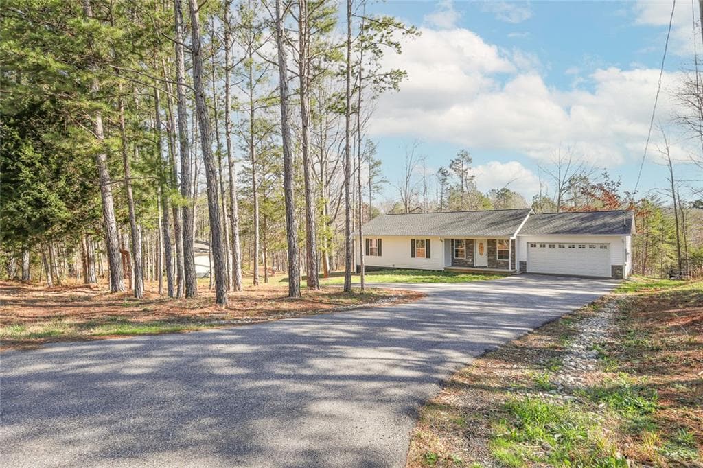 3 bedroom, 2 bathroom, 1,168 sq ft single family residence for sale at 3642 Williams Bridge Road, Toccoa, GA 30577 — photo 3