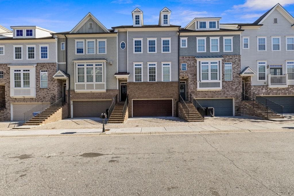 3 bedroom, 4 bathroom, 2,006 sq ft townhouse sold at 2085 Callaway Court, Atlanta, GA 30318