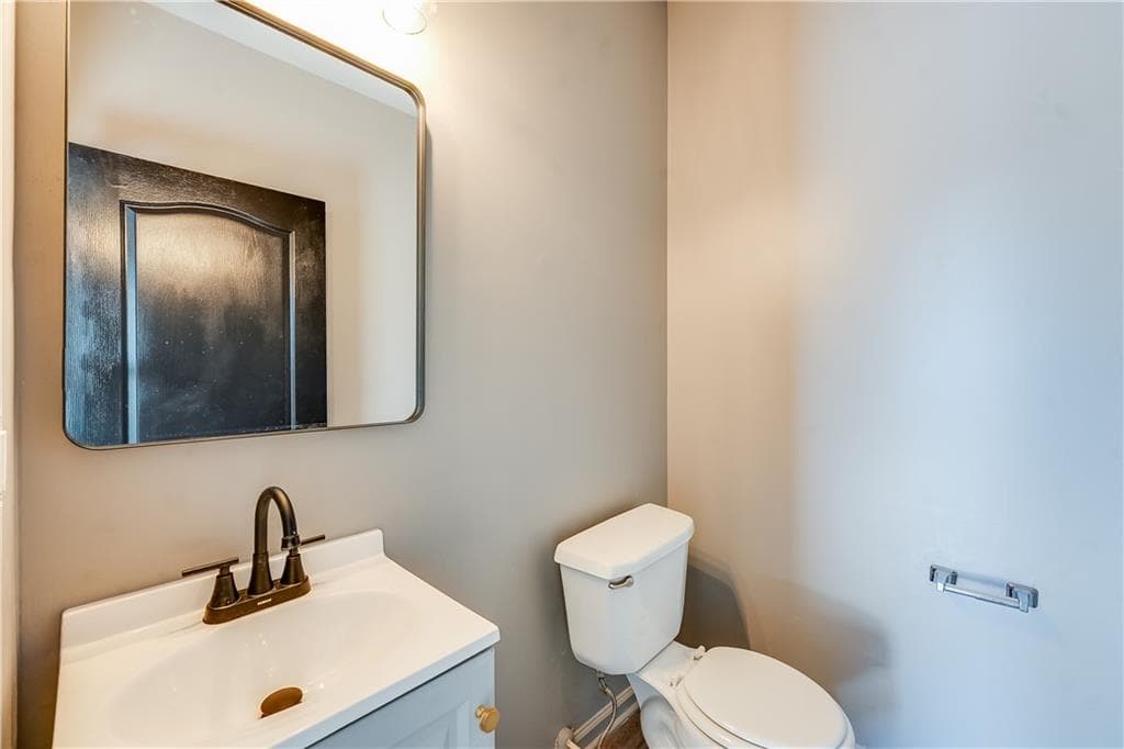3 bedroom, 3 bathroom, 2,056 sq ft single family residence for sale at 3142 Imperial Circle, Atlanta, GA 30311 — photo 8
