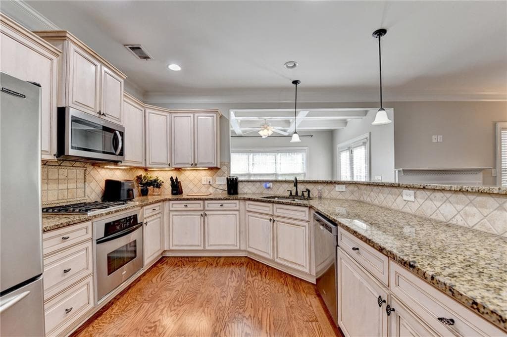 3 bedroom, 3 bathroom, 1,934 sq ft townhouse for sale at 3013 Amberglen Court, Cumming, GA 30040 — photo 4