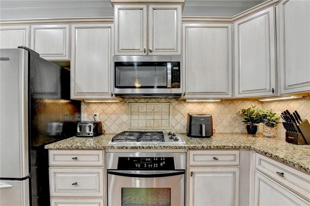 3 bedroom, 3 bathroom, 1,934 sq ft townhouse for sale at 3013 Amberglen Court, Cumming, GA 30040 — photo 5