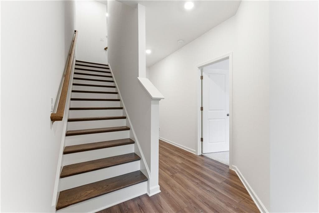3 bedroom, 4 bathroom, 2,001 sq ft townhouse for sale at 1621 Avery Way, Tucker, GA 30084 — photo 2