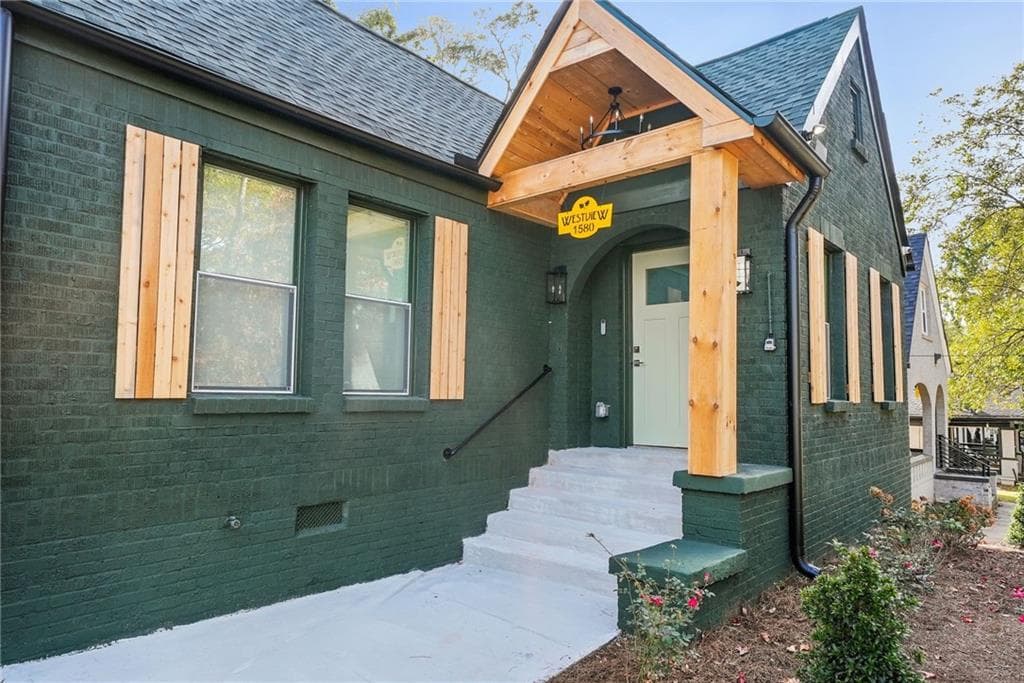 3 bedroom, 2 bathroom, 1,620 sq ft single family residence sold at 1580 Beecher Street, Atlanta, GA 30310