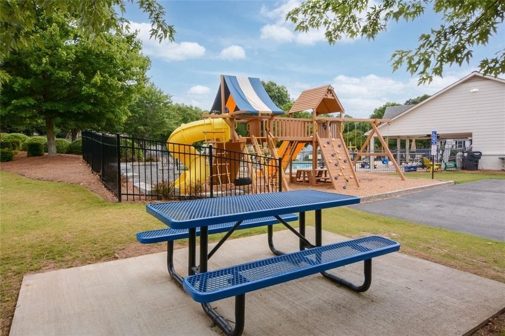 3 bedroom, 2 bathroom, 2,159 sq ft single family residence under contract at 510 Running Fawn Drive, Suwanee, GA 30024 — photo 3