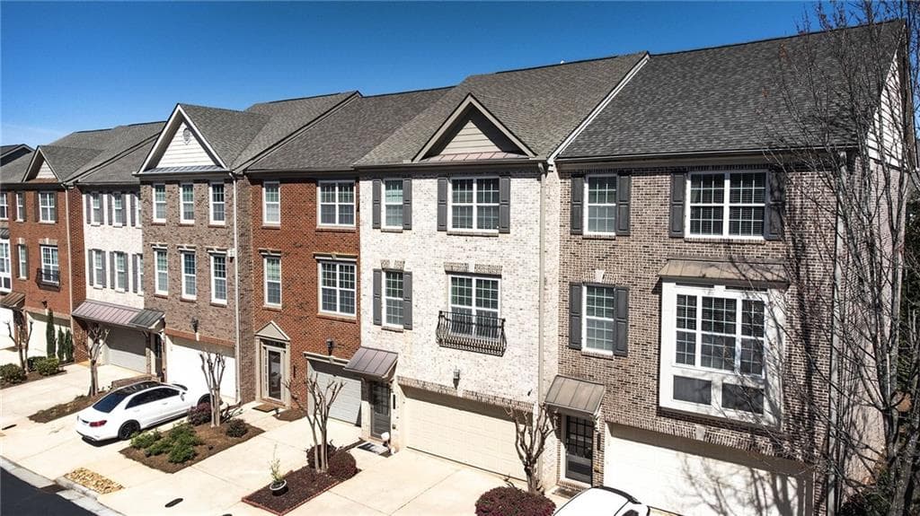 3 bedroom, 4 bathroom, 2,343 sq ft townhouse sold at 5727 Pine Oak Drive, Peachtree Corners, GA 30092