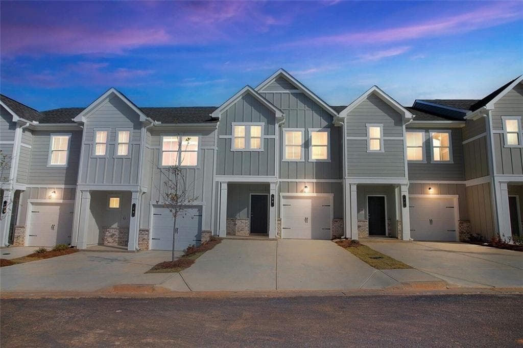 2 bedroom, 3 bathroom, 1,305 sq ft townhouse for rent at 10 American Avenue Anise, Newnan, GA 30263 for $1,971 a month