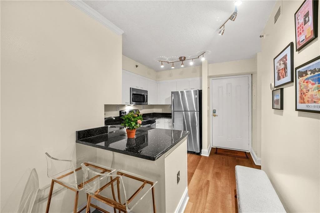1 bedroom, 1 bathroom, 543 sq ft condominium for sale at 2870 Pharr Court South 608, Atlanta, GA 30305 — photo 4