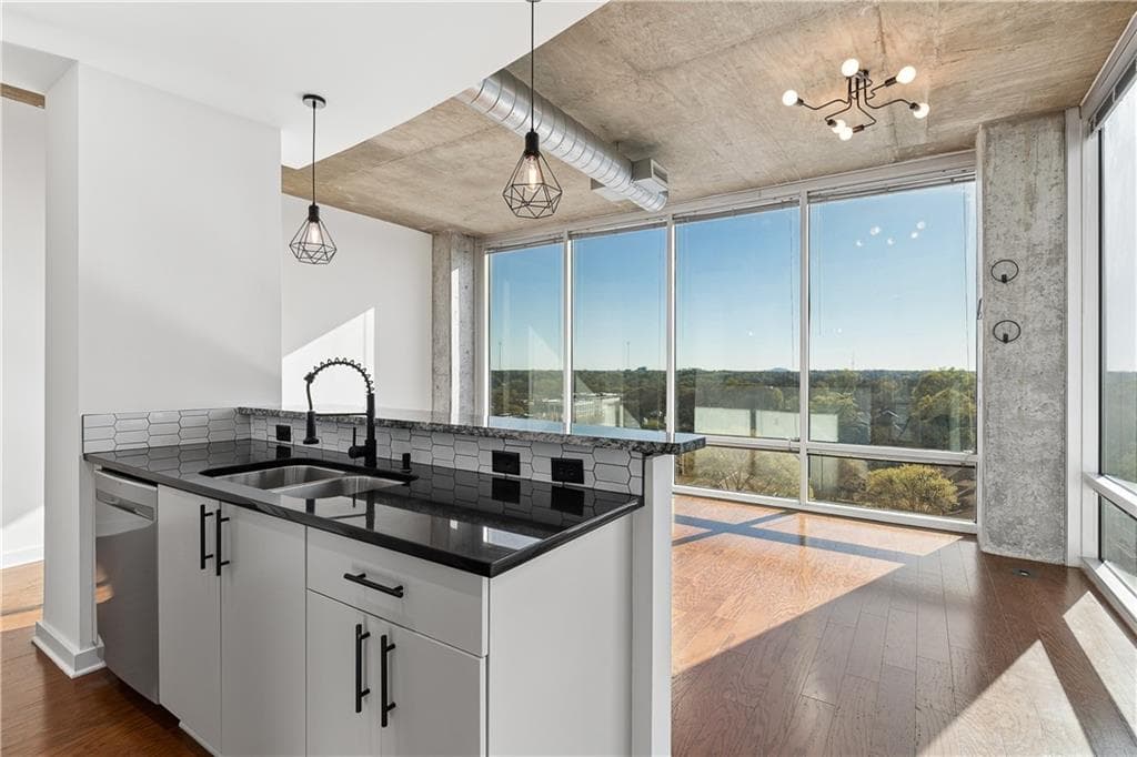 1 bedroom, 1 bathroom, 867 sq ft condominium sold at 943 Peachtree Street 913, Atlanta, GA 30309
