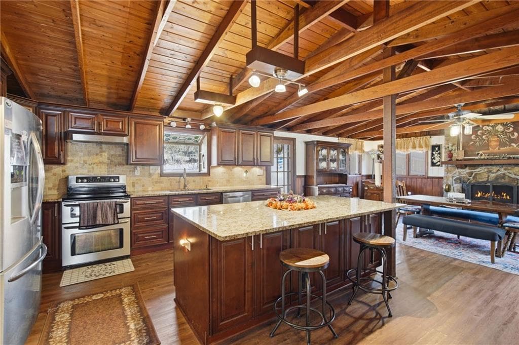 4 bedroom, 2 bathroom, 2,292 sq ft single family residence for sale at 6010 Pilgrim Point Circle, Cumming, GA 30041 — photo 7