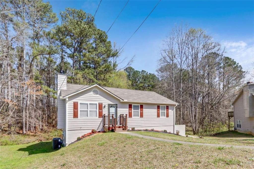 3 bedroom, 2 bathroom, 1,120 sq ft single family residence under contract at 8730 Parliament Place, Jonesboro, GA 30238 — photo 2