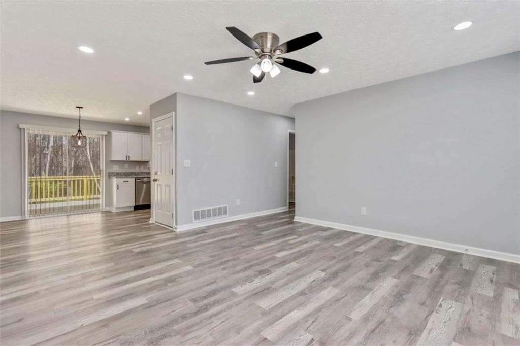 3 bedroom, 2 bathroom, 1,120 sq ft single family residence under contract at 8730 Parliament Place, Jonesboro, GA 30238 — photo 4