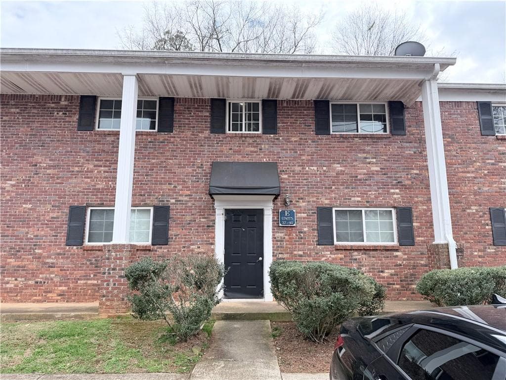 2 bedroom, 1 bathroom, 831 sq ft condominium for sale at 195 Sycamore Drive 39, Athens, GA 30606