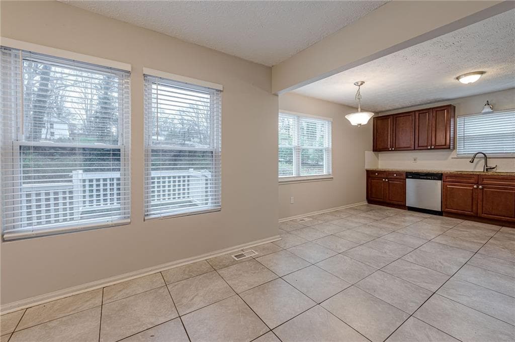 3 bedroom, 2 bathroom, 2,072 sq ft single family residence under contract at 549 Pineland Circle, Mableton, GA 30126 — photo 9