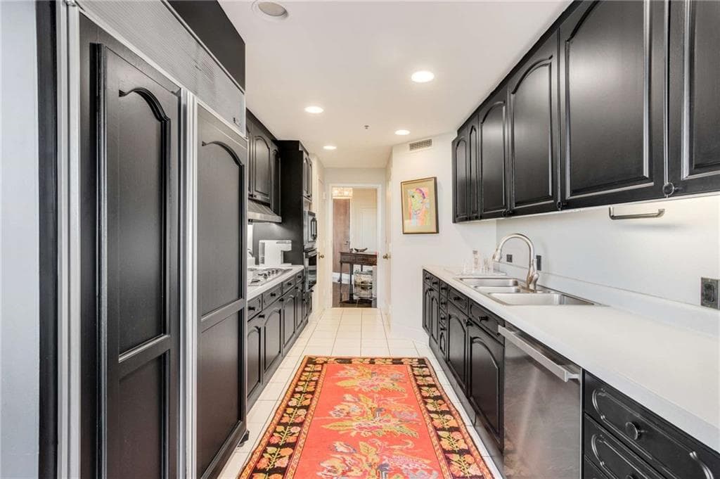 1 bedroom, 2 bathroom, 1,630 sq ft condominium under contract at 2660 Peachtree Road 14B, Atlanta, GA 30305 — photo 5