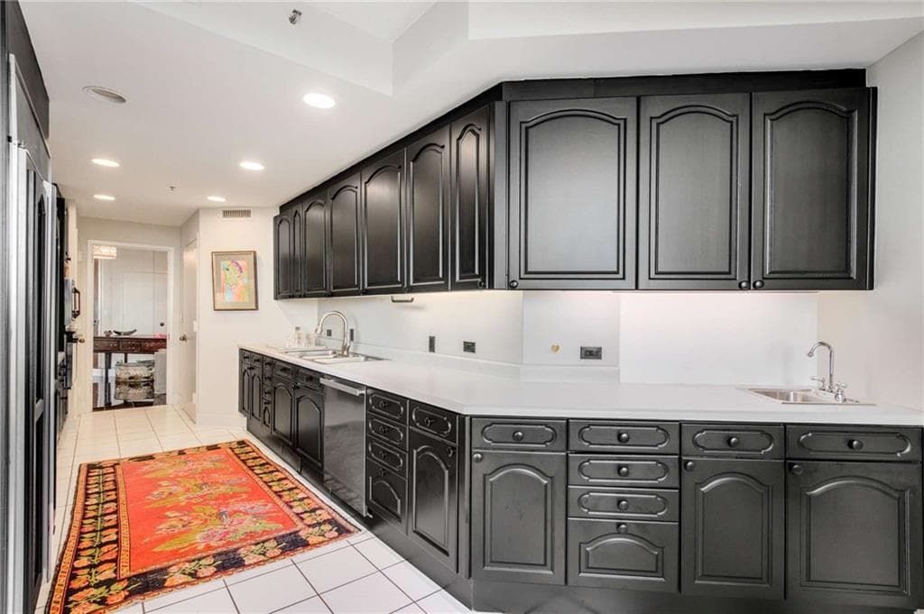 1 bedroom, 2 bathroom, 1,630 sq ft condominium under contract at 2660 Peachtree Road 14B, Atlanta, GA 30305 — photo 6