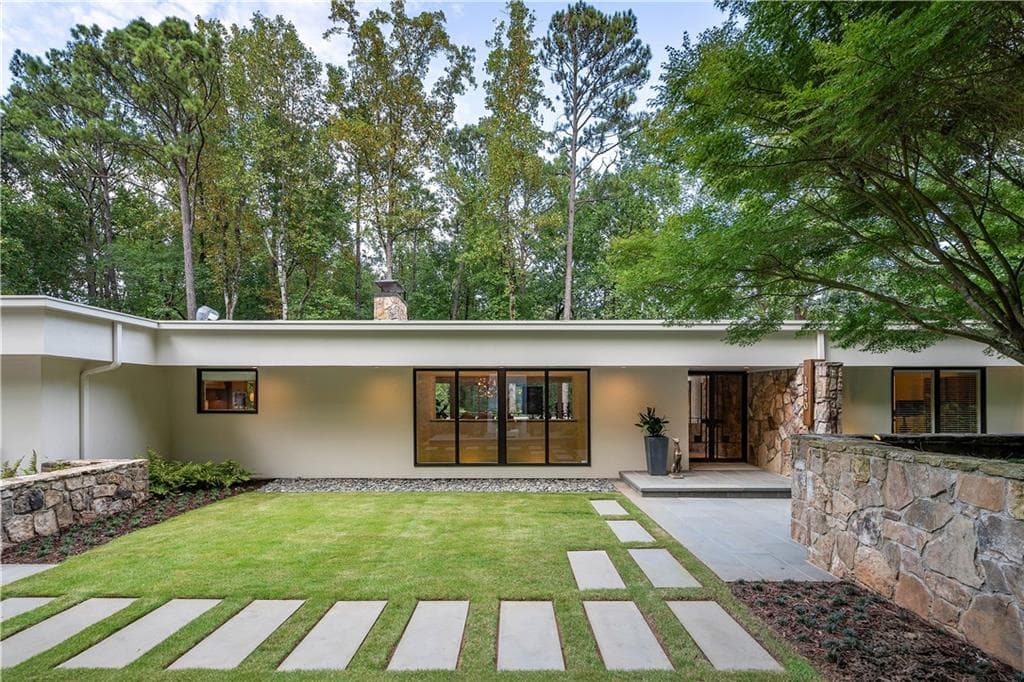 5 bedroom, 4 bathroom, 4,358 sq ft single family residence under contract at 1640 Winterthur Close, Atlanta, GA 30328 — photo 2