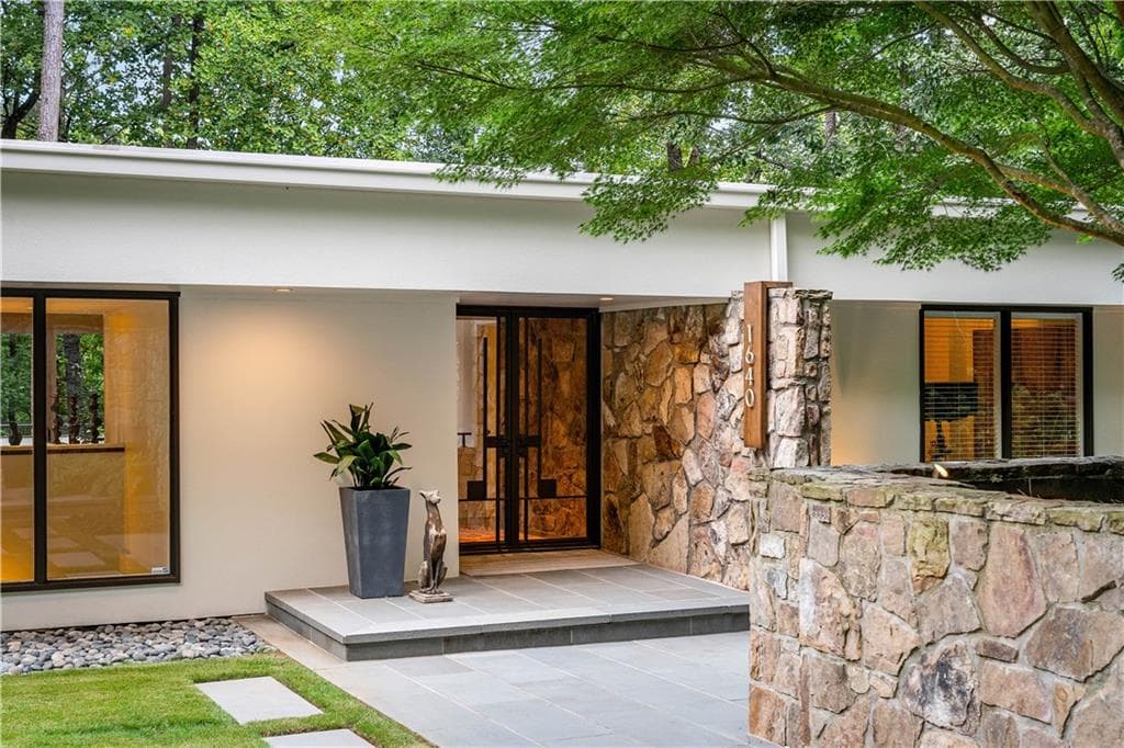 5 bedroom, 4 bathroom, 4,358 sq ft single family residence under contract at 1640 Winterthur Close, Atlanta, GA 30328 — photo 4