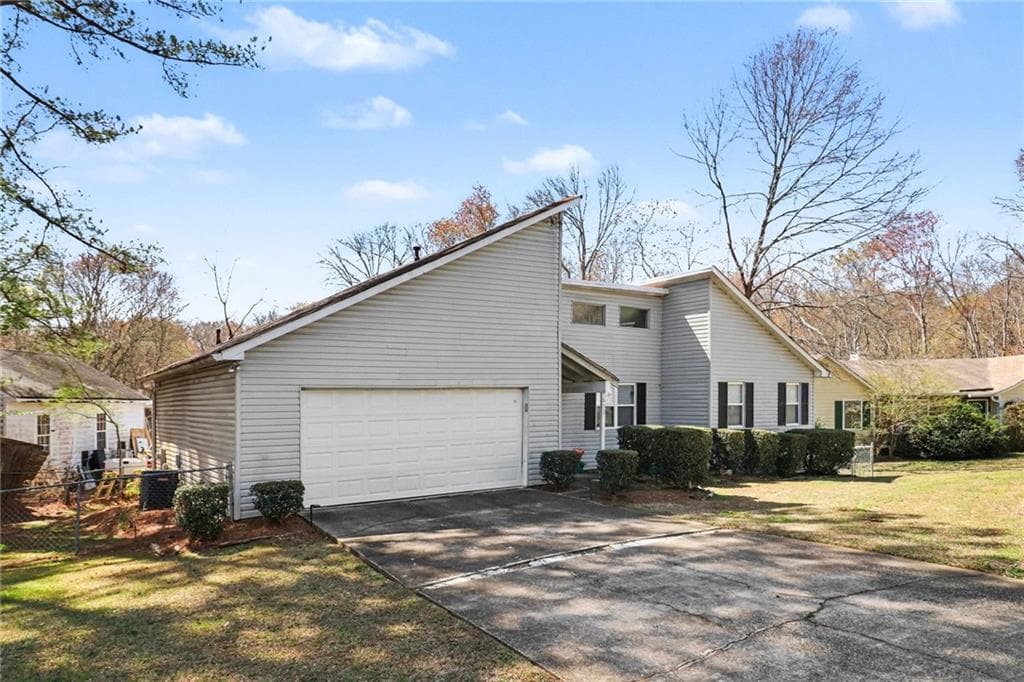 3 bedroom, 2 bathroom, 1,422 sq ft single family residence under contract at 632 Woodknoll Court, Jonesboro, GA 30238