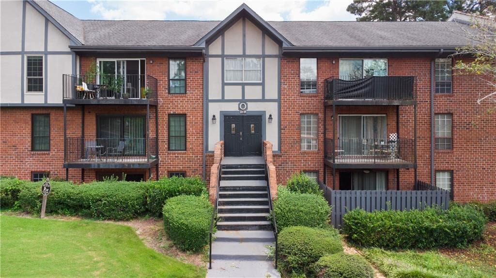 2 bedroom, 2 bathroom, 1,206 sq ft condominium under contract at 6851 Roswell Road O28, Atlanta, GA 30328