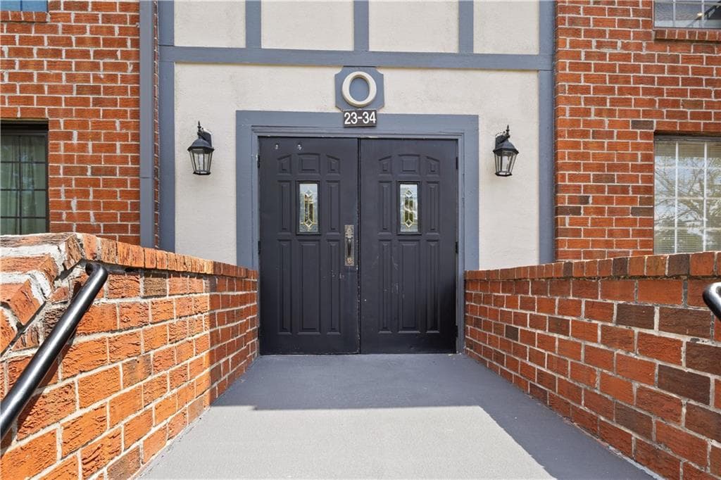 2 bedroom, 2 bathroom, 1,206 sq ft condominium under contract at 6851 Roswell Road O28, Atlanta, GA 30328 — photo 2