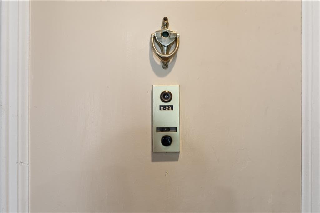 2 bedroom, 2 bathroom, 1,206 sq ft condominium under contract at 6851 Roswell Road O28, Atlanta, GA 30328 — photo 5