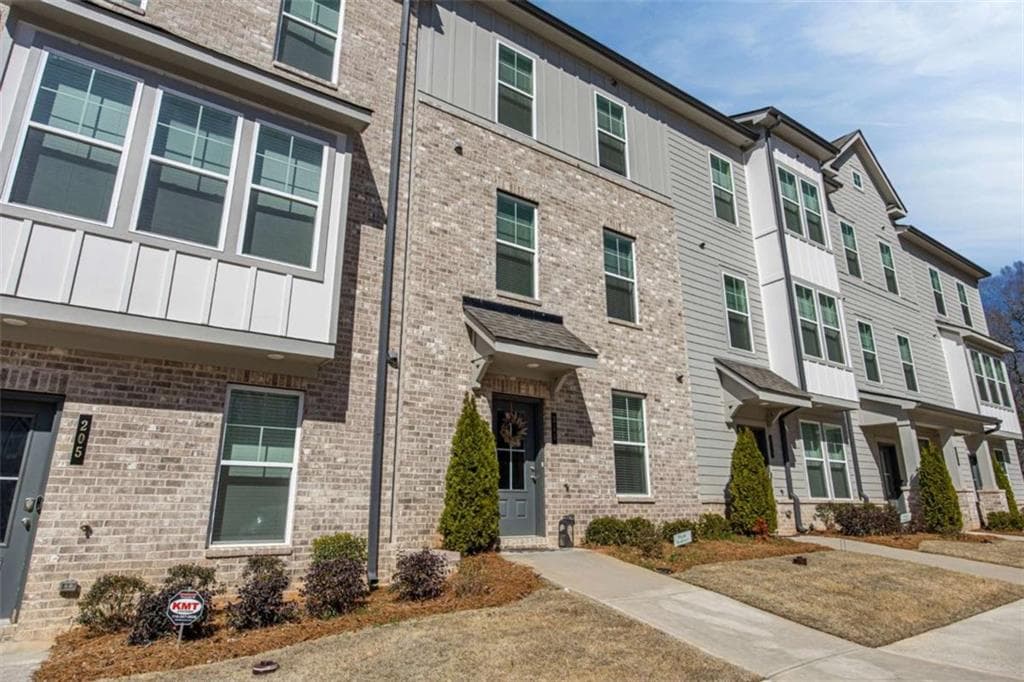 4 bedroom, 4 bathroom, 1,897 sq ft townhouse under contract at 215 Wallace Street, Fayetteville, GA 30214 — photo 3