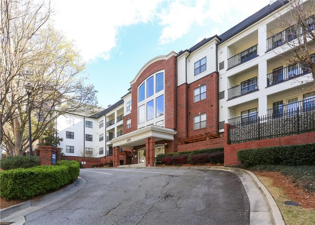2 bedroom, 3 bathroom, 1,423 sq ft condominium for sale at 3275 Lenox Road 208, Atlanta, GA 30324 — photo 2