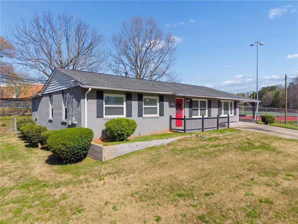 3 bedroom, 3 bathroom, 1,555 sq ft single family residence under contract at 2411 Harvel Drive, Atlanta, GA 30318 — photo 3