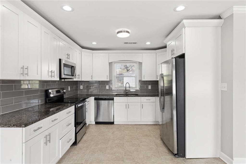 3 bedroom, 3 bathroom, 1,555 sq ft single family residence under contract at 2411 Harvel Drive, Atlanta, GA 30318 — photo 9