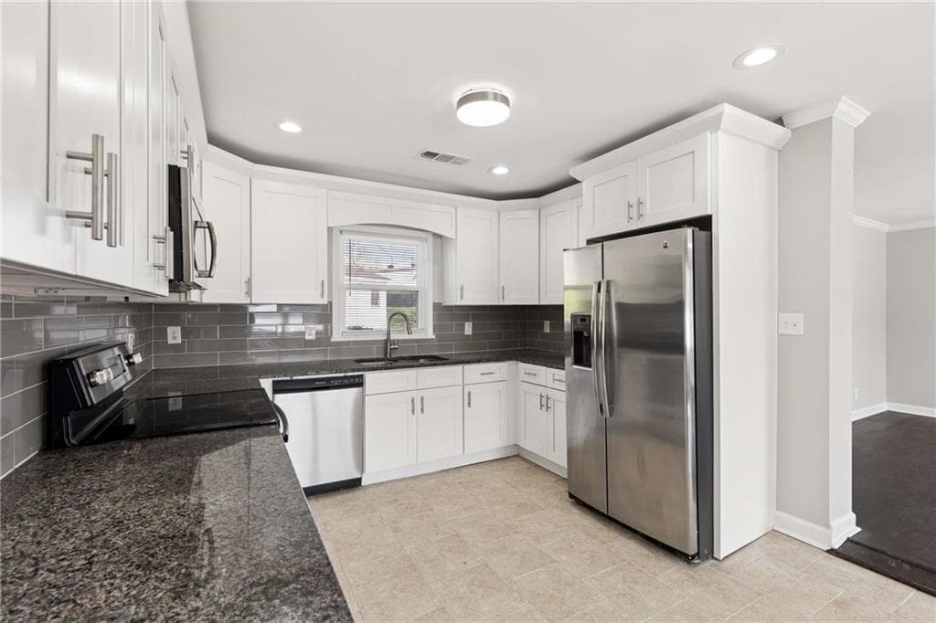 3 bedroom, 3 bathroom, 1,555 sq ft single family residence under contract at 2411 Harvel Drive, Atlanta, GA 30318 — photo 10
