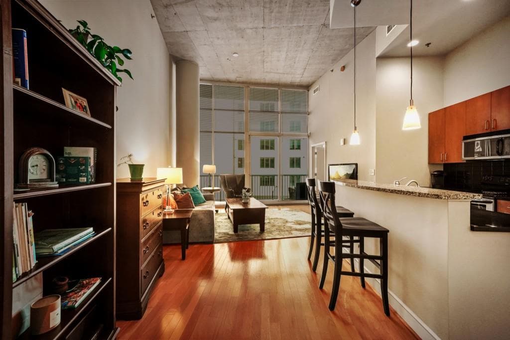 1 bedroom, 1 bathroom, 866 sq ft condominium under contract at 44 Peachtree Place 525, Atlanta, GA 30309 — photo 2