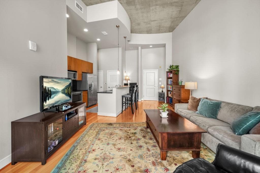 1 bedroom, 1 bathroom, 866 sq ft condominium under contract at 44 Peachtree Place 525, Atlanta, GA 30309 — photo 3