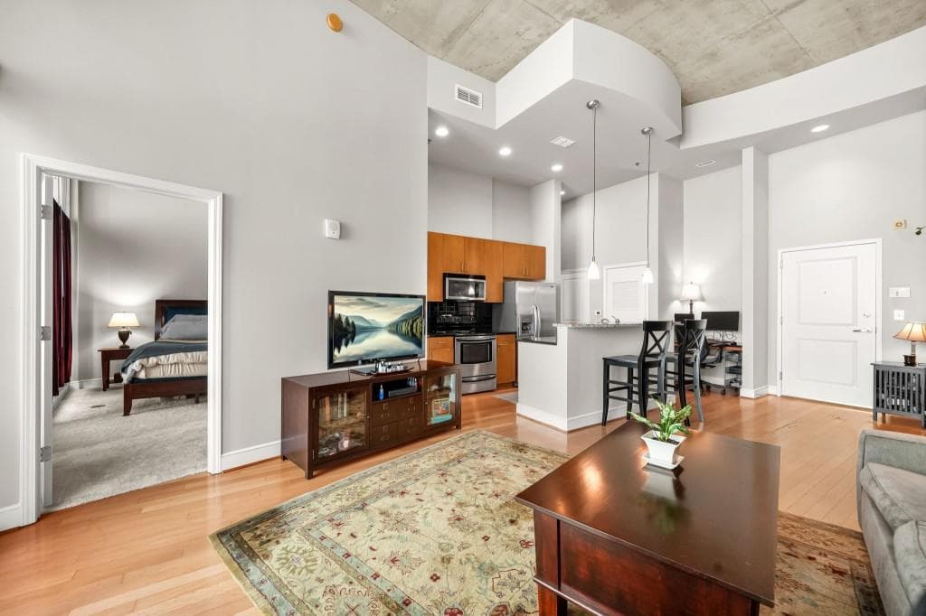 1 bedroom, 1 bathroom, 866 sq ft condominium under contract at 44 Peachtree Place 525, Atlanta, GA 30309 — photo 5