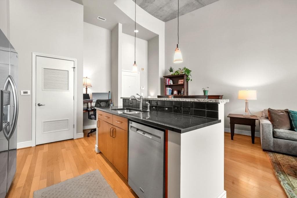 1 bedroom, 1 bathroom, 866 sq ft condominium under contract at 44 Peachtree Place 525, Atlanta, GA 30309 — photo 6