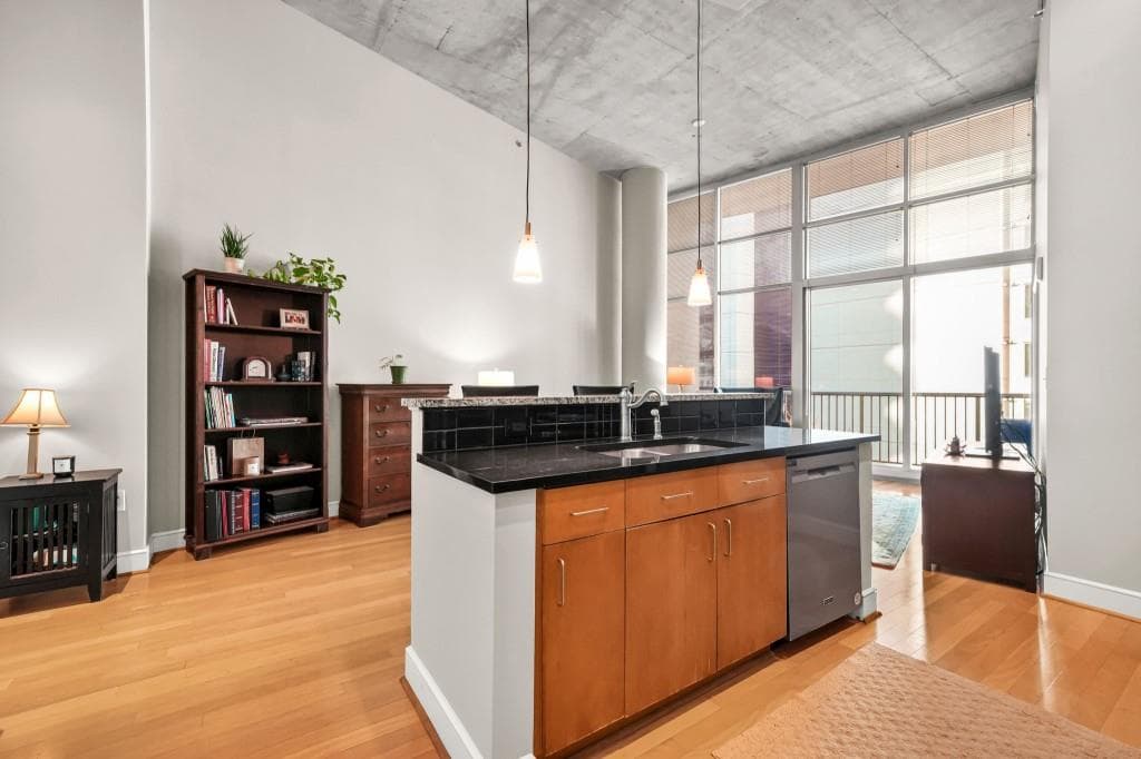 1 bedroom, 1 bathroom, 866 sq ft condominium under contract at 44 Peachtree Place 525, Atlanta, GA 30309 — photo 8