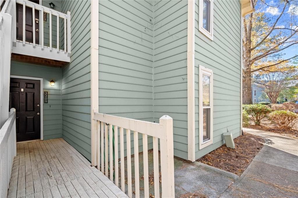 2 bedroom, 2 bathroom, 1,360 sq ft condominium for sale at 3209 Canyon Point Circle, Roswell, GA 30076 — photo 2
