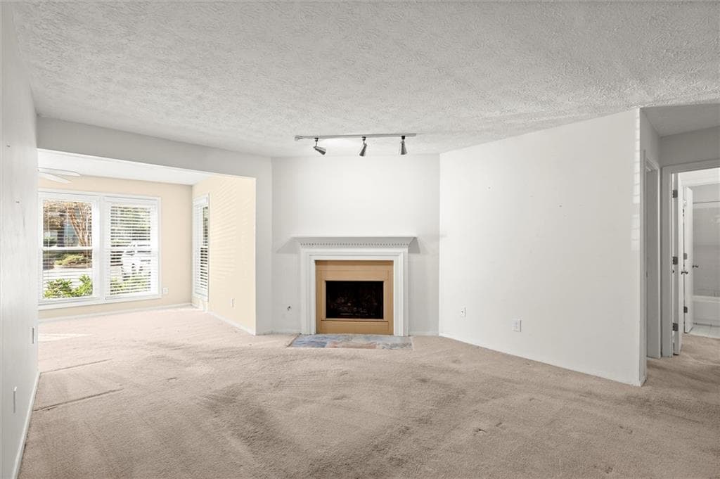 2 bedroom, 2 bathroom, 1,360 sq ft condominium for sale at 3209 Canyon Point Circle, Roswell, GA 30076 — photo 6
