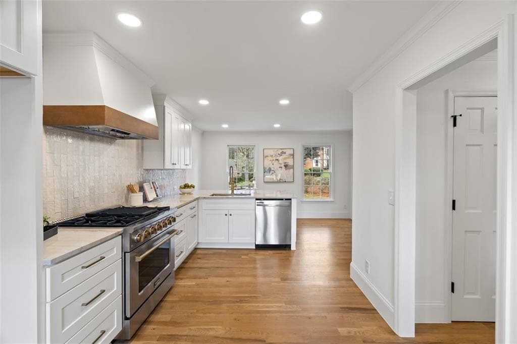 5 bedroom, 3 bathroom, 3,821 sq ft single family residence under contract at 4466 Windsor Oaks Circle, Marietta, GA 30066 — photo 3
