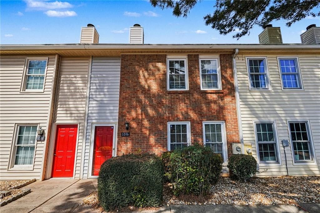 2 bedroom, 3 bathroom, 1,240 sq ft townhouse for sale at 1016 Old Holcomb Bridge Road, Roswell, GA 30076 — photo 2