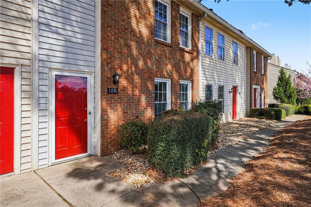 2 bedroom, 3 bathroom, 1,240 sq ft townhouse for sale at 1016 Old Holcomb Bridge Road, Roswell, GA 30076