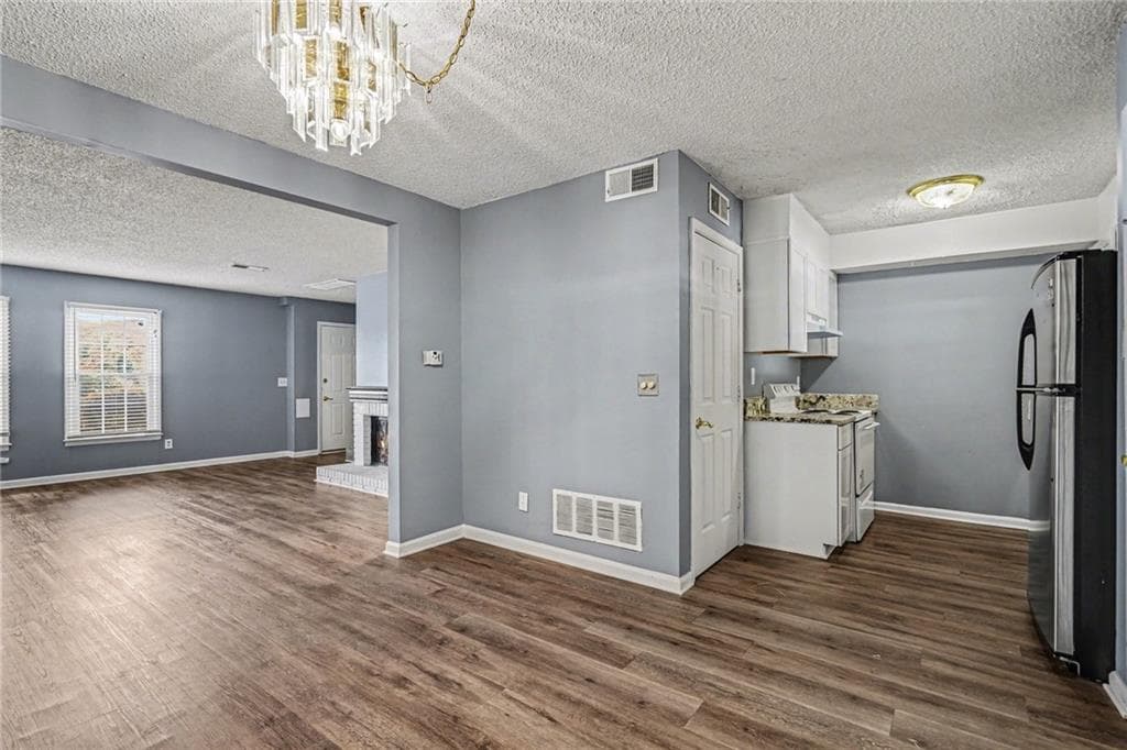 2 bedroom, 3 bathroom, 1,240 sq ft townhouse for sale at 1016 Old Holcomb Bridge Road, Roswell, GA 30076 — photo 6