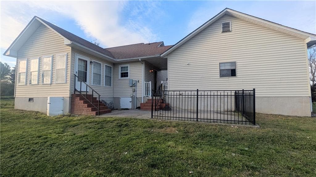 3 bedroom, 2 bathroom, 1,184 sq ft single family residence under contract at 327 Lovebridge Road, Calhoun, GA 30701 — photo 3