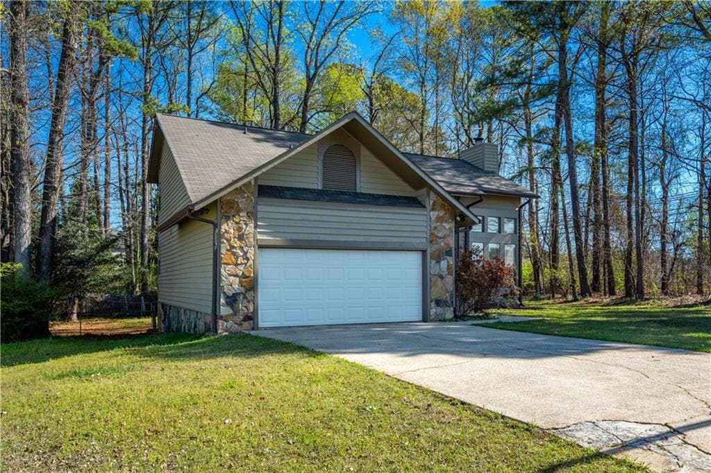3 bedroom, 2 bathroom, 1,765 sq ft single family residence for sale at 1131 Bailing Drive, Lawrenceville, GA 30043 — photo 2