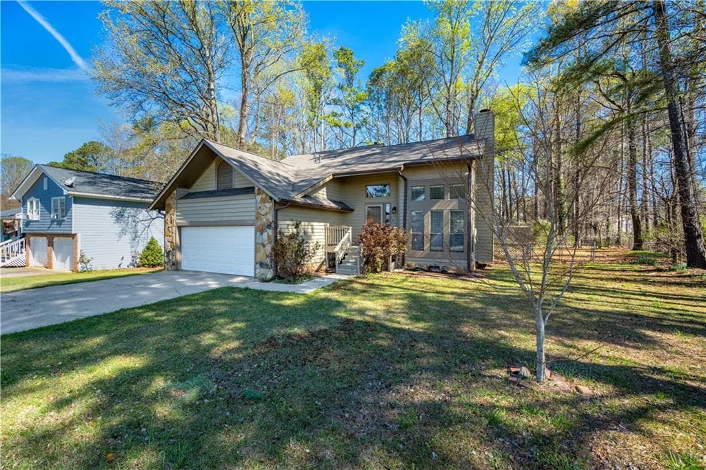 3 bedroom, 2 bathroom, 1,765 sq ft single family residence for sale at 1131 Bailing Drive, Lawrenceville, GA 30043 — photo 3