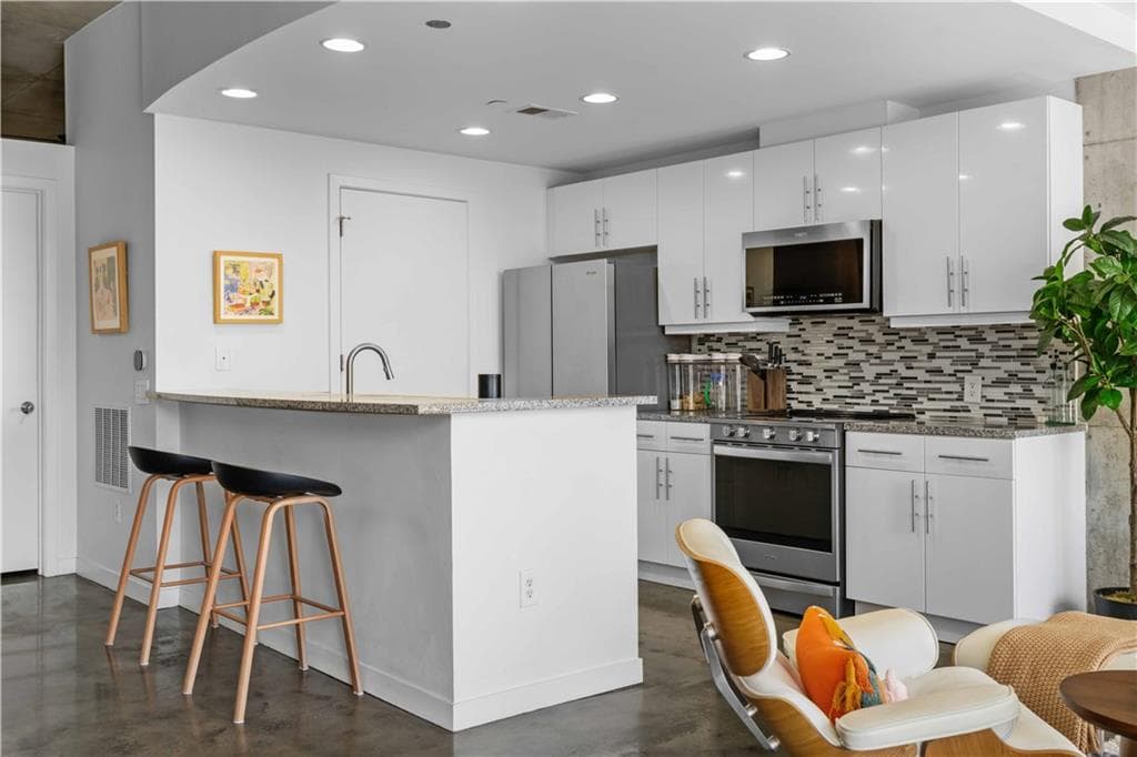 1 bedroom, 1 bathroom, 820 sq ft condominium under contract at 335 W Ponce De Leon Avenue 404, Decatur, GA 30030 — photo 10