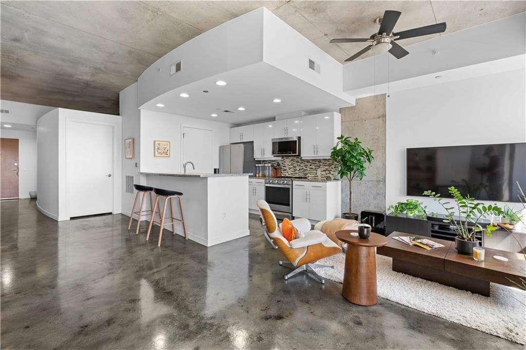 1 bedroom, 1 bathroom, 820 sq ft condominium under contract at 335 W Ponce De Leon Avenue 404, Decatur, GA 30030 — photo 8