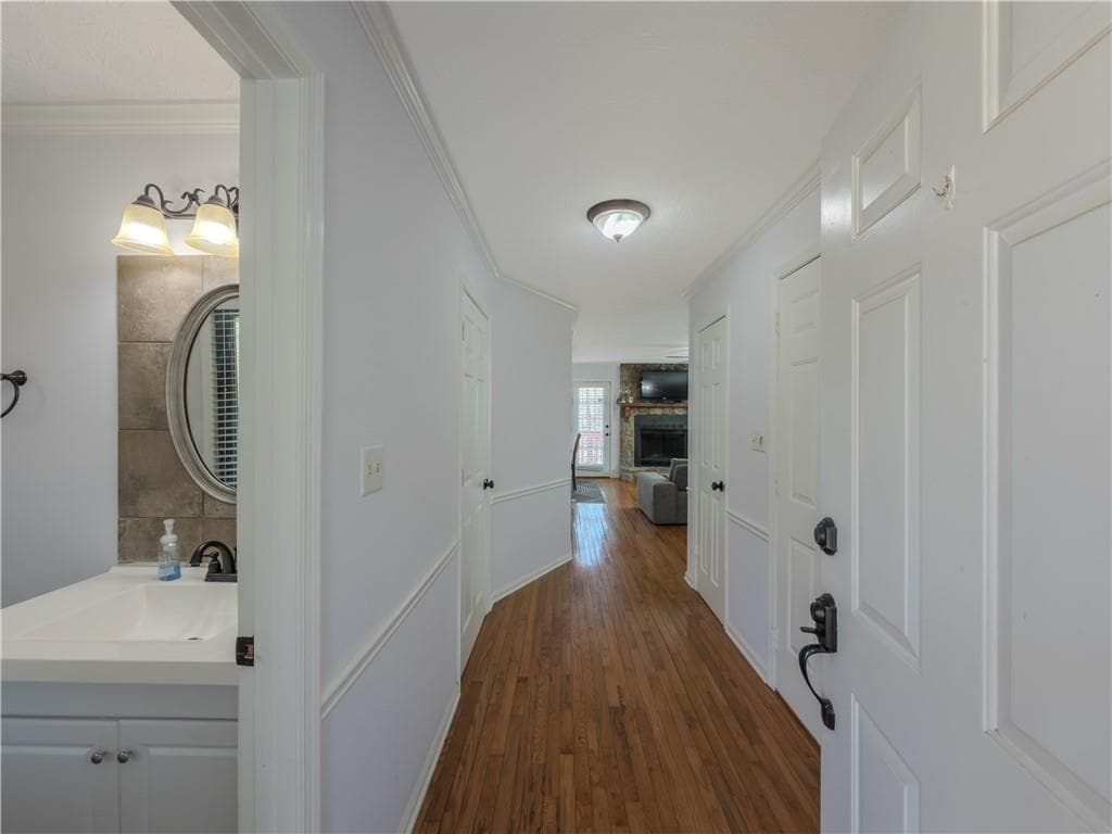 3 bedroom, 3 bathroom, 1,550 sq ft single family residence for sale at 580 Lake Drive, Snellville, GA 30039 — photo 4