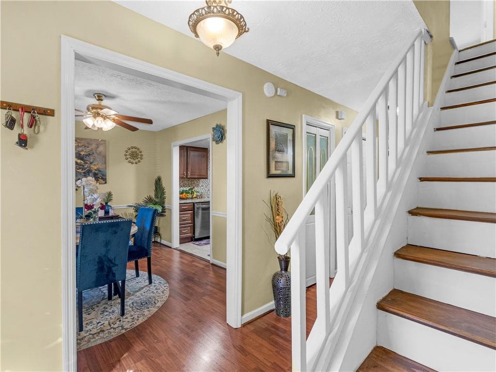 2 bedroom, 3 bathroom, 1,360 sq ft townhouse under contract at 103 Oak Circle, Stockbridge, GA 30281 — photo 2